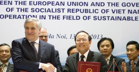 European Vice-president Antonio Tajani and Tuấn Anh, Vietnamese Minister for Culture, Sports and Tourism